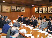 SG Yamasaki (LDP) says todays meeting came at just the right moment before we study the ministries/agencies demands on the supplementary budget, FY 2003 basic budget compilation principles, and handling of the economy.