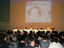 Talkfest was conducted under the theme How You Can Reduce Greenhouse Gases. (Nov. 25, Shinjuku)